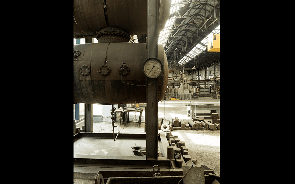 Pressure gauge mounted to the side of the steam reservoir. 